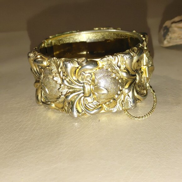 Vintage Vargus Gold Tone Mesh Floral Hinged Clasp Bangle Bracelet Safety Chain - Picture 8 of 10